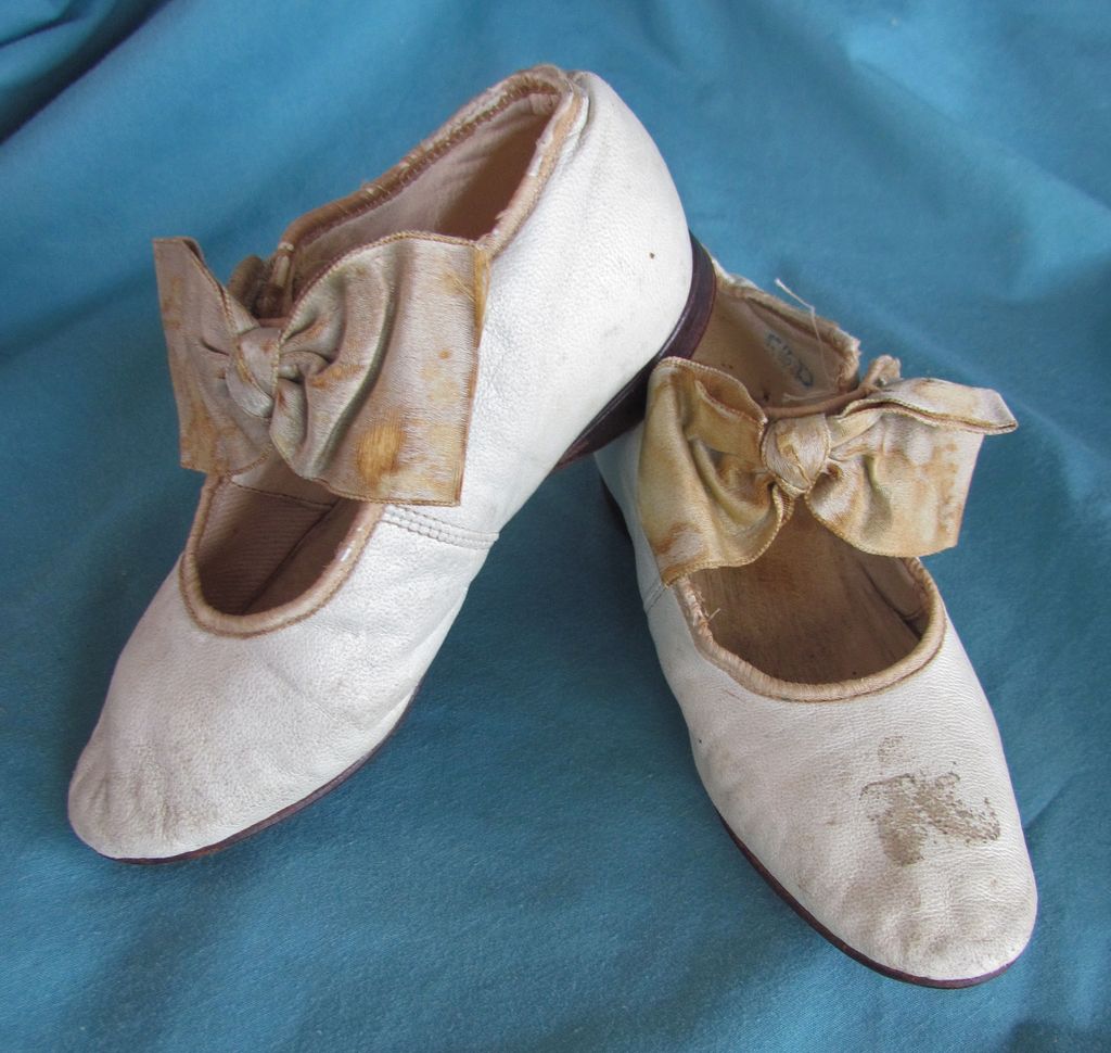 Charming Vintage White Leather Mary Jane Child Shoes with Silk Bows Charming Vintage White Leather Mary Jane Child Shoes with Silk Bows