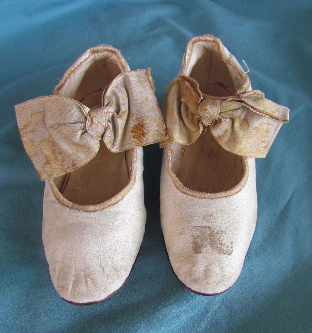 Charming Vintage White Leather Mary Jane Child Shoes with Silk Bows Charming Vintage White Leather Mary Jane Child Shoes with Silk Bows