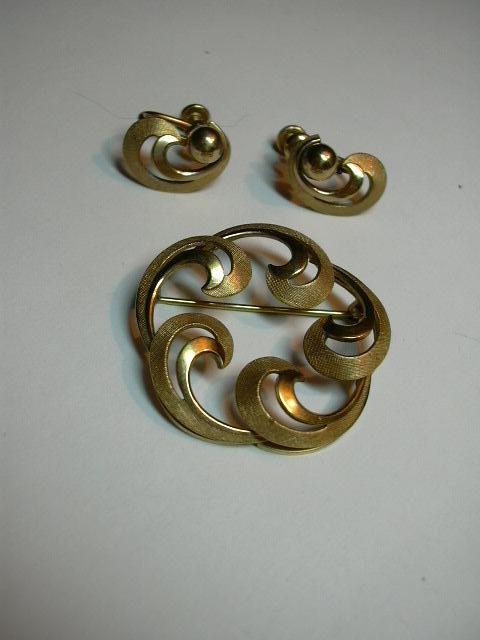 A & Z Gold Filled Ornate Circle Pin & Earrings Fine Vintage Jewelry Set A & Z Gold Filled Ornate Circle Pin & Earrings Fine Vintage Jewelry Set