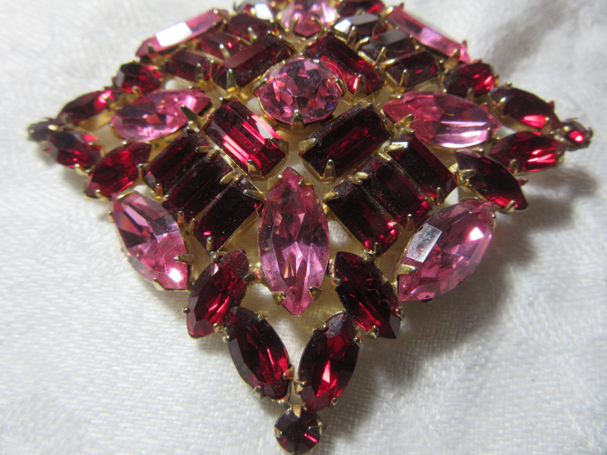 Red Pink Rhinestone Fabulous Brooch Unsigned American Designer Costume Pin Red Pink Rhinestone Fabulous Brooch Unsigned American Designer Costume Pin