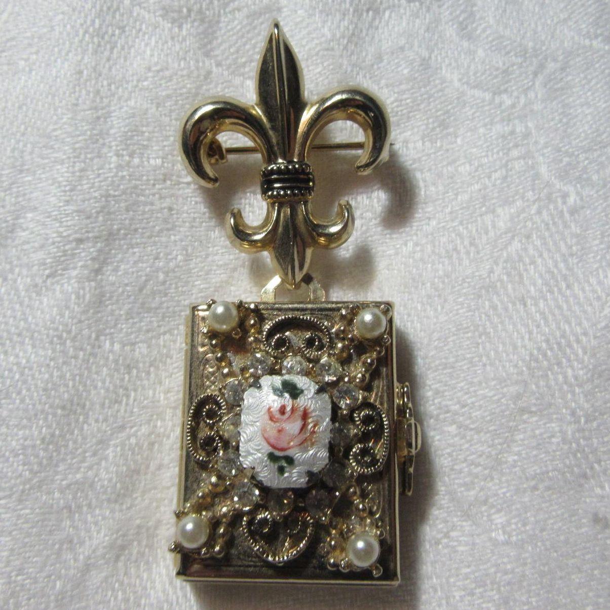Old Coro Locket Enamel Rose Four Photo Design Old Coro Locket Enamel Rose Four Photo Design