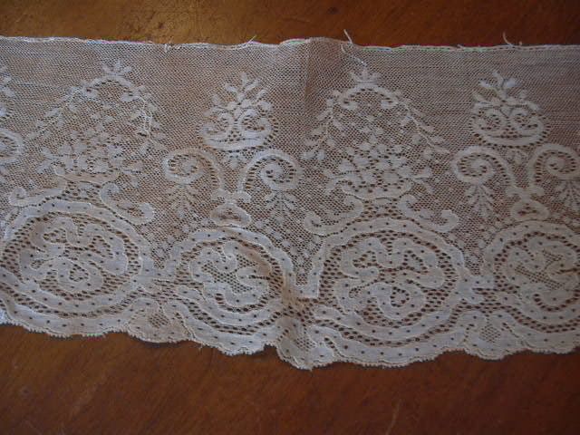 Old White Wide Needle Lace Piece Old White Wide Needle Lace Piece