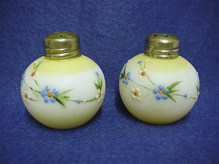 Salt and Pepper Shaker Mt. Washington Glass "Little Apple" Salt and Pepper Shaker Mt. Washington Glass "Little Apple"