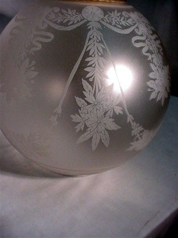 Banquet Lamp in Brass with Frosted and Etched Globe Banquet Lamp in Brass with Frosted and Etched Globe