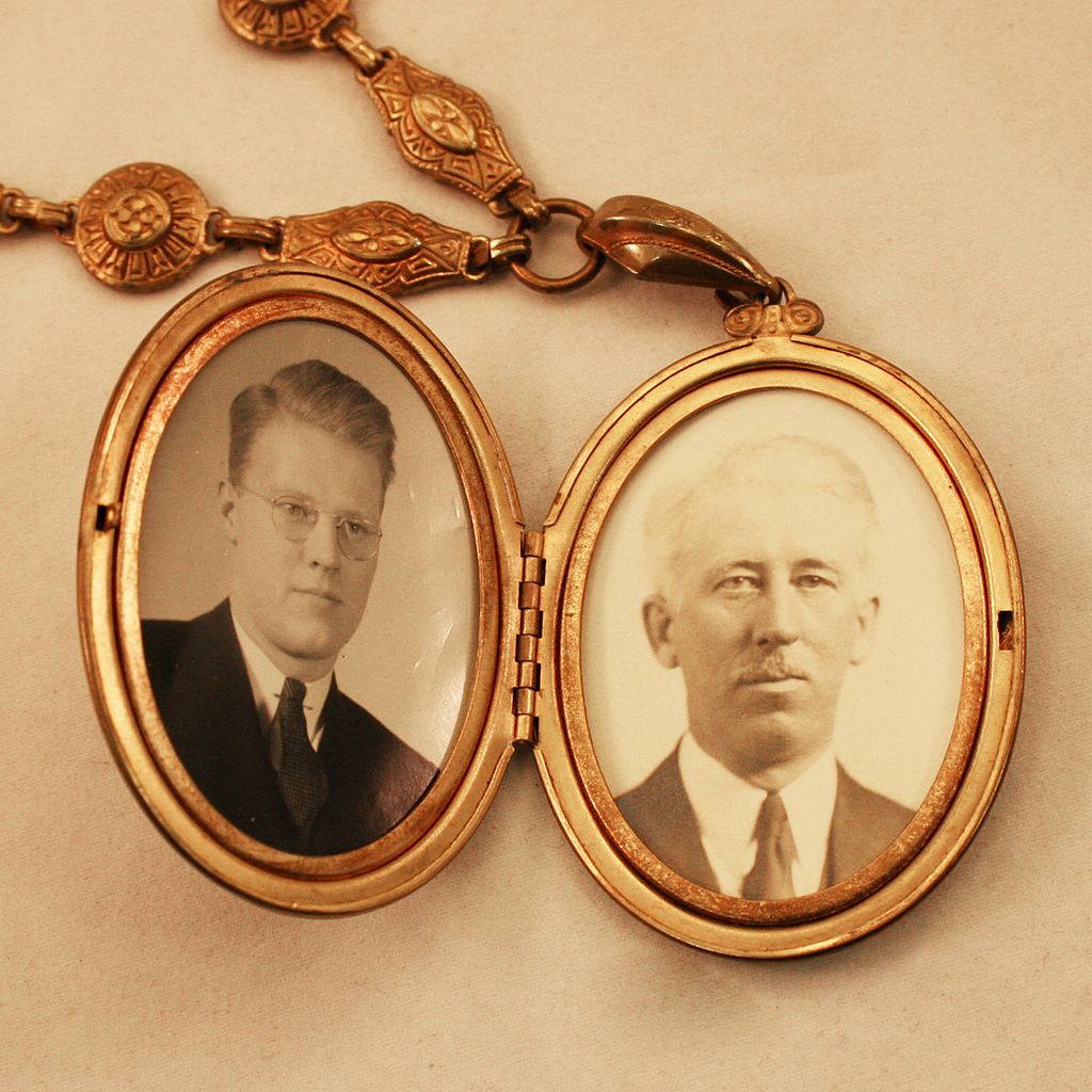 Superb ca '40s Big Locket Pendant Intricate Gorgeous Chain Necklace Superb ca '40s Big Locket Pendant Intricate Gorgeous Chain Necklace
