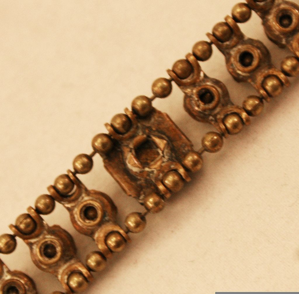 Outstanding Vintage Brass and Rhinestone Bracelet Outstanding Vintage Brass and Rhinestone Bracelet