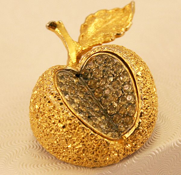 Signed Hattie Carnegie Rhinestone Sparkling Apple Brooch Signed Hattie Carnegie Rhinestone Sparkling Apple Brooch