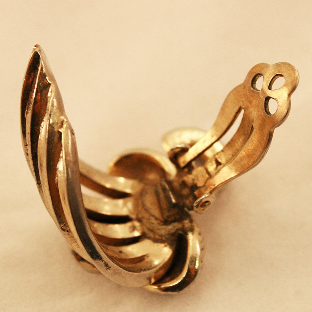 Stylish Schiaparelli Leaf Pattern Clip Earrings Stylish Schiaparelli Leaf Pattern Clip Earrings