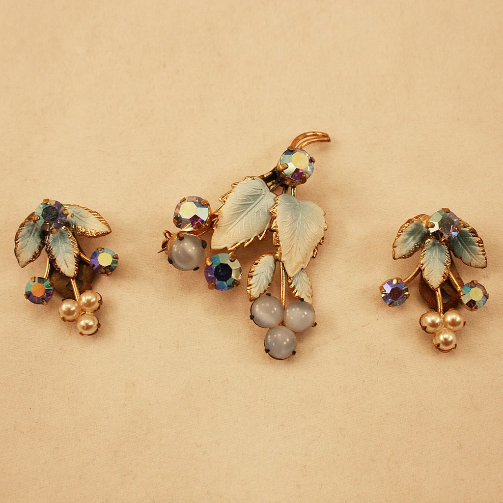 Gorgeous Austrian Crystal Vintage Brooch and Earrings Set Gorgeous Austrian Crystal Vintage Brooch and Earrings Set