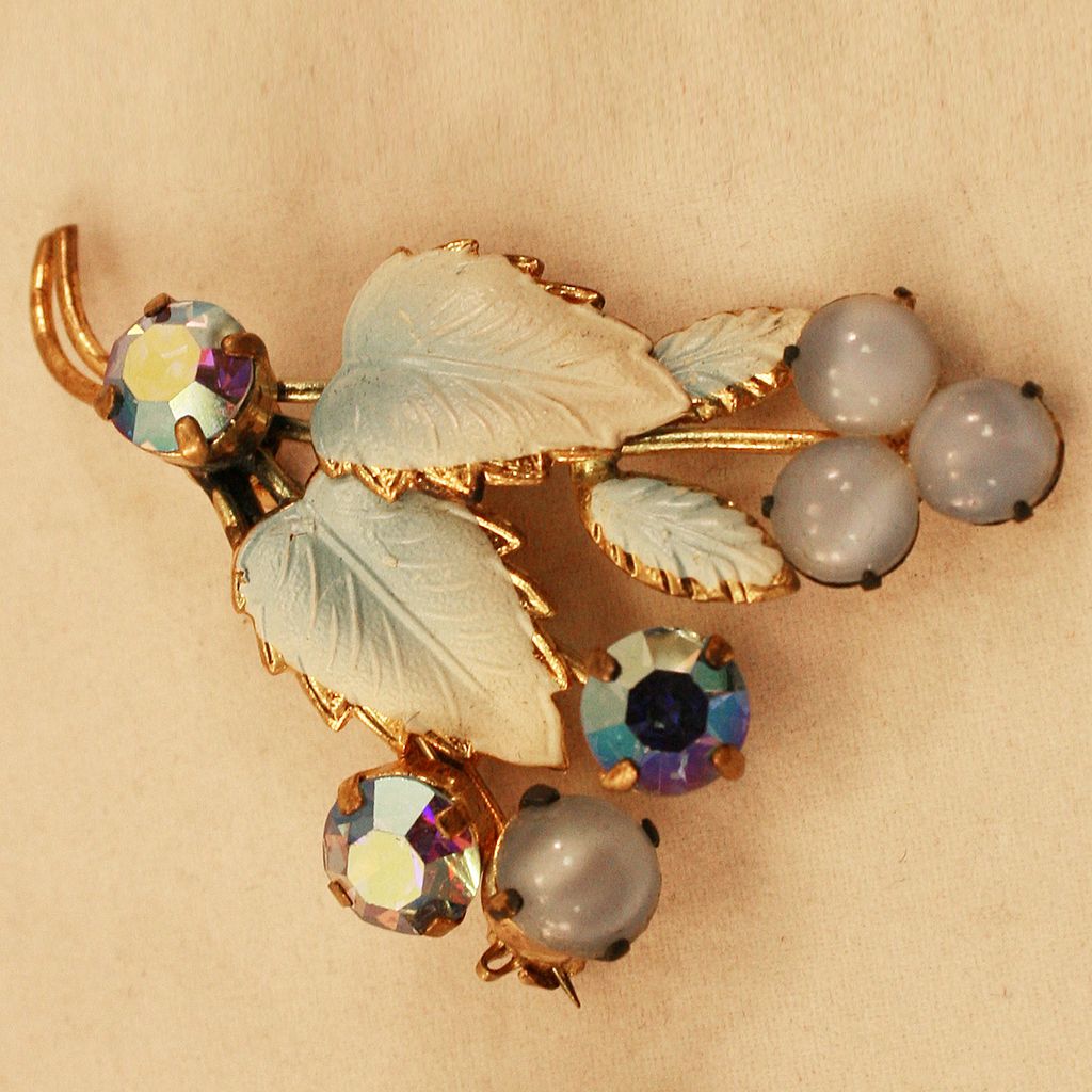 Gorgeous Austrian Crystal Vintage Brooch and Earrings Set Gorgeous Austrian Crystal Vintage Brooch and Earrings Set