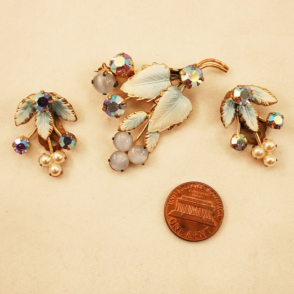 Gorgeous Austrian Crystal Vintage Brooch and Earrings Set Gorgeous Austrian Crystal Vintage Brooch and Earrings Set