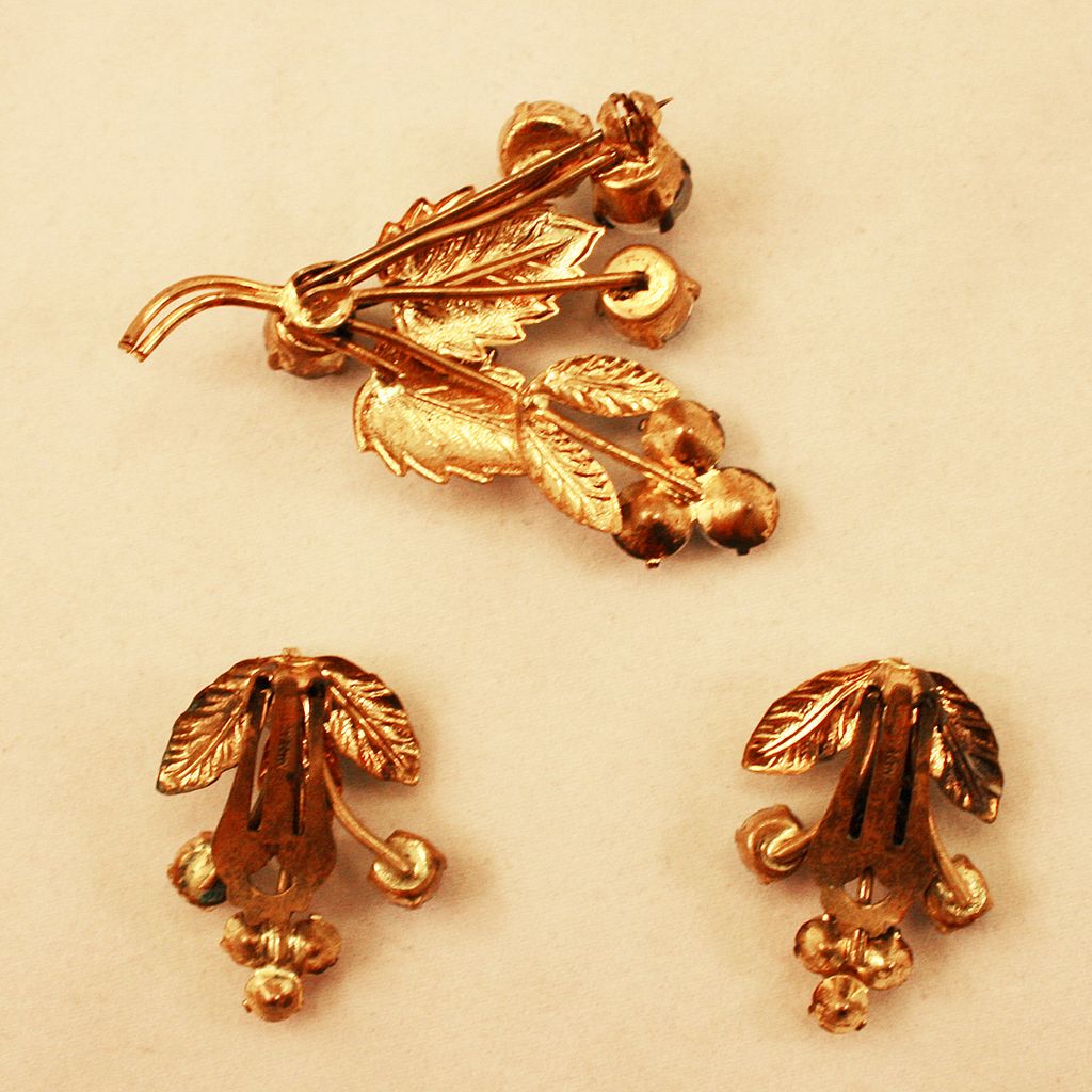 Gorgeous Austrian Crystal Vintage Brooch and Earrings Set Gorgeous Austrian Crystal Vintage Brooch and Earrings Set