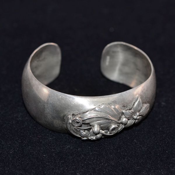 Sweet Sterling Silver .925 Cuff Bracelet with Forget Me Not Detail Sweet Sterling Silver .925 Cuff Bracelet with Forget Me Not Detail