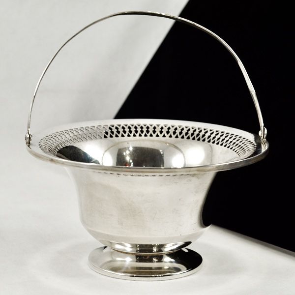 Elegant Antique Sterling Silver Matthews Co Decorative Basket 98 gms. Elegant Antique Sterling Silver Matthews Co Decorative Basket 98 gms.
