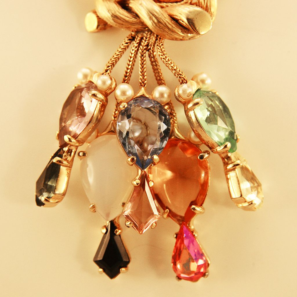 Iconic Amazing Schiaparelli Bold Necklace with Knot and Rhinestones Iconic Amazing Schiaparelli Bold Necklace with Knot and Rhinestones
