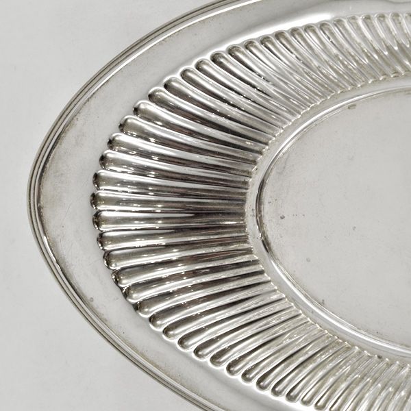 Vintage Meriden Britannia Sterling Silver Dish 168 gms. Vintage Meriden Britannia Sterling Silver Dish 168 gms.
