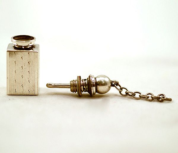 Antique Tiffany & Co. Sterling Silver Vinaigrette Bottle Antique Tiffany & Co. Sterling Silver Vinaigrette Bottle