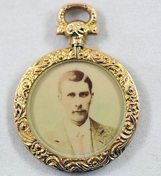 Antique 9 Karat Gold Chester Hallmarked Locket -ca 1907 Highly Collectible Antique 9 Karat Gold Chester Hallmarked Locket -ca 1907 Highly Collectible
