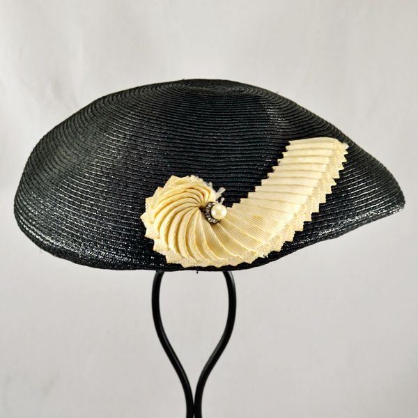 Dazzling Stunning Vintage Beret in Black Straw Dazzling Stunning Vintage Beret in Black Straw