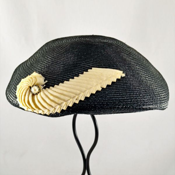 Dazzling Stunning Vintage Beret in Black Straw Dazzling Stunning Vintage Beret in Black Straw