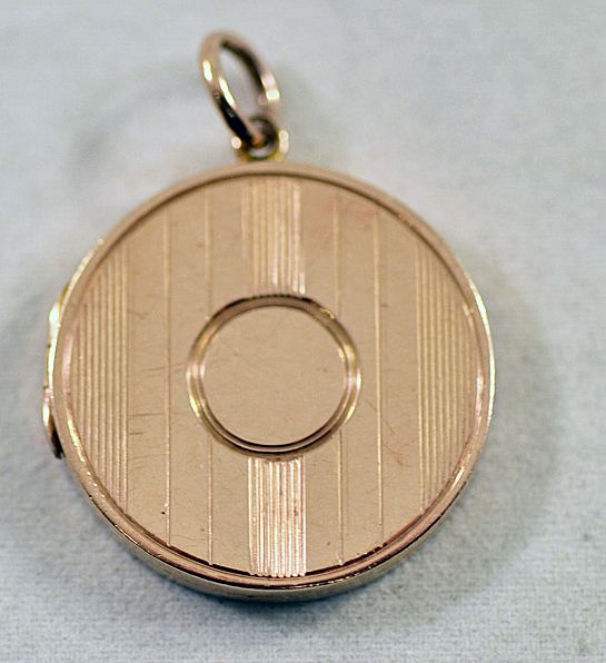 ca 1864 Fully Hallmarked 9-Karat Rose Gold Locket ca 1864 Fully Hallmarked 9-Karat Rose Gold Locket
