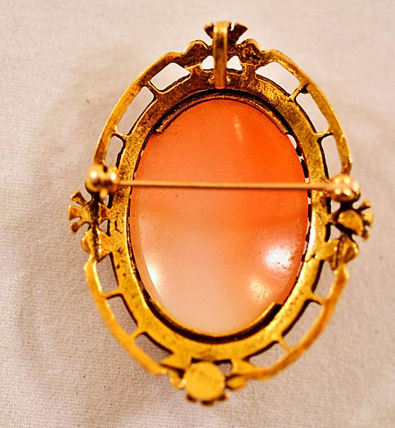 Antique 14 Karat Gold Cameo Brooch Pendant Antique 14 Karat Gold Cameo Brooch Pendant