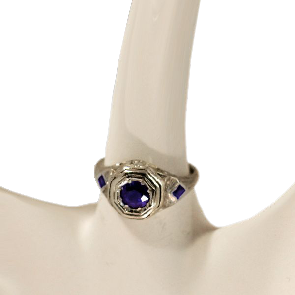 Gorgeous Vintage 18 Karat White Gold & Sapphires Ring Gorgeous Vintage 18 Karat White Gold & Sapphires Ring