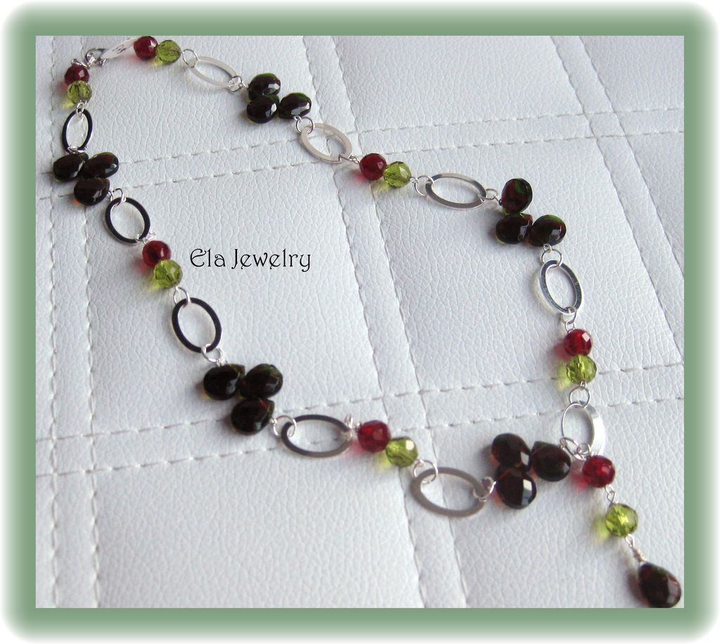 Red and Green Briolette Glass Beads with Silver Oval Links Necklace Red and Green Briolette Glass Beads with Silver Oval Links Necklace