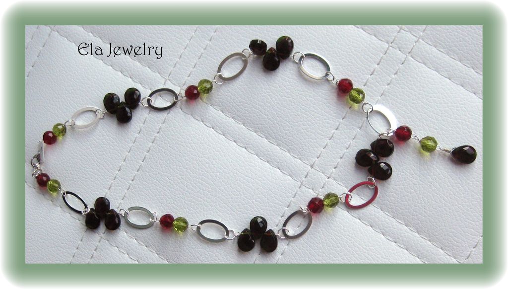 Red and Green Briolette Glass Beads with Silver Oval Links Necklace Red and Green Briolette Glass Beads with Silver Oval Links Necklace
