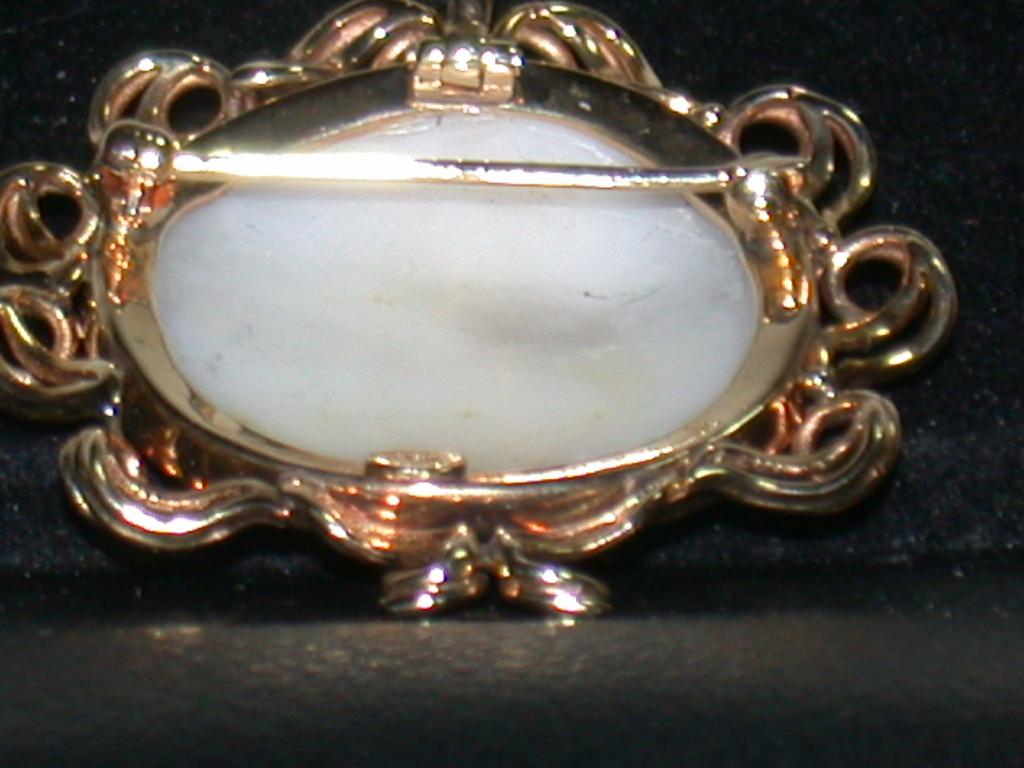 14K Yellow Gold Cameo Pin or Brooch 14K Yellow Gold Cameo Pin or Brooch