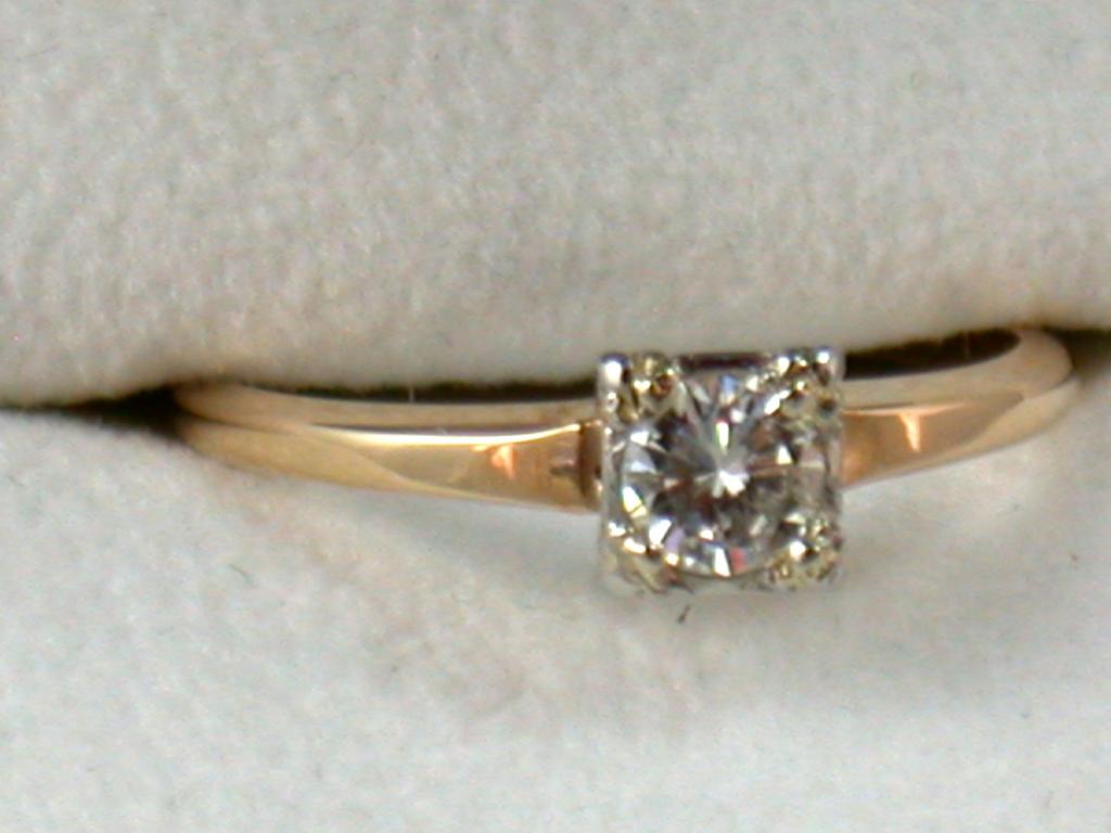 Estate 14K .40CT Diamond Solitaire Estate 14K .40CT Diamond Solitaire