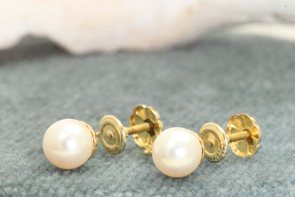 Estate 14K Gold 6 mm Pearl Screwback Earrings Estate 14K Gold 6 mm Pearl Screwback Earrings