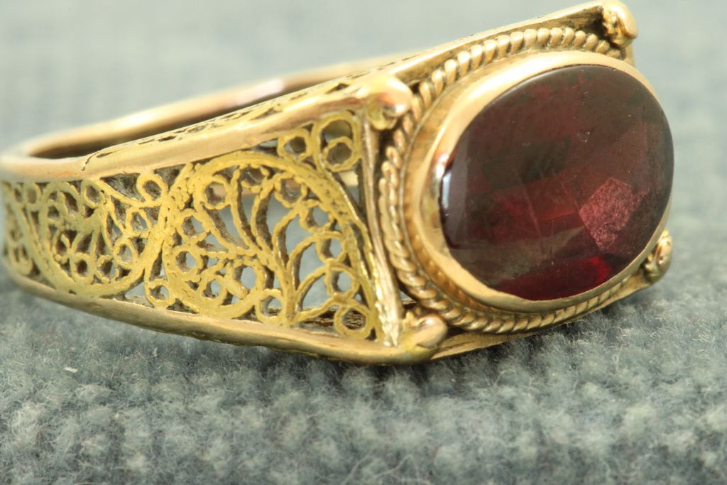 Estate 18K 3 CT Rhodalite Garnet Filigree Ring Estate 18K 3 CT Rhodalite Garnet Filigree Ring