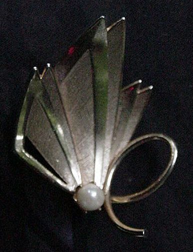 Brushed and Polished Gold Tone Metal Pin w Simulated Pearl Brushed and Polished Gold Tone Metal Pin w Simulated Pearl