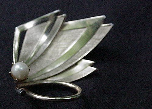Brushed and Polished Gold Tone Metal Pin w Simulated Pearl Brushed and Polished Gold Tone Metal Pin w Simulated Pearl