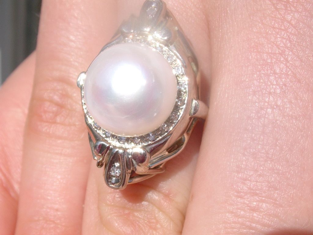 14kt White Gold Vintage Large Freshwater Pearl/Multi Diamond Ladies Ring 14kt White Gold Vintage Large Freshwater Pearl/Multi Diamond Ladies Ring