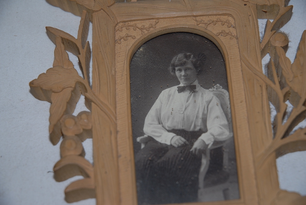 An Antique Finest Carved Wood Picture Frame An Antique Finest Carved Wood Picture Frame