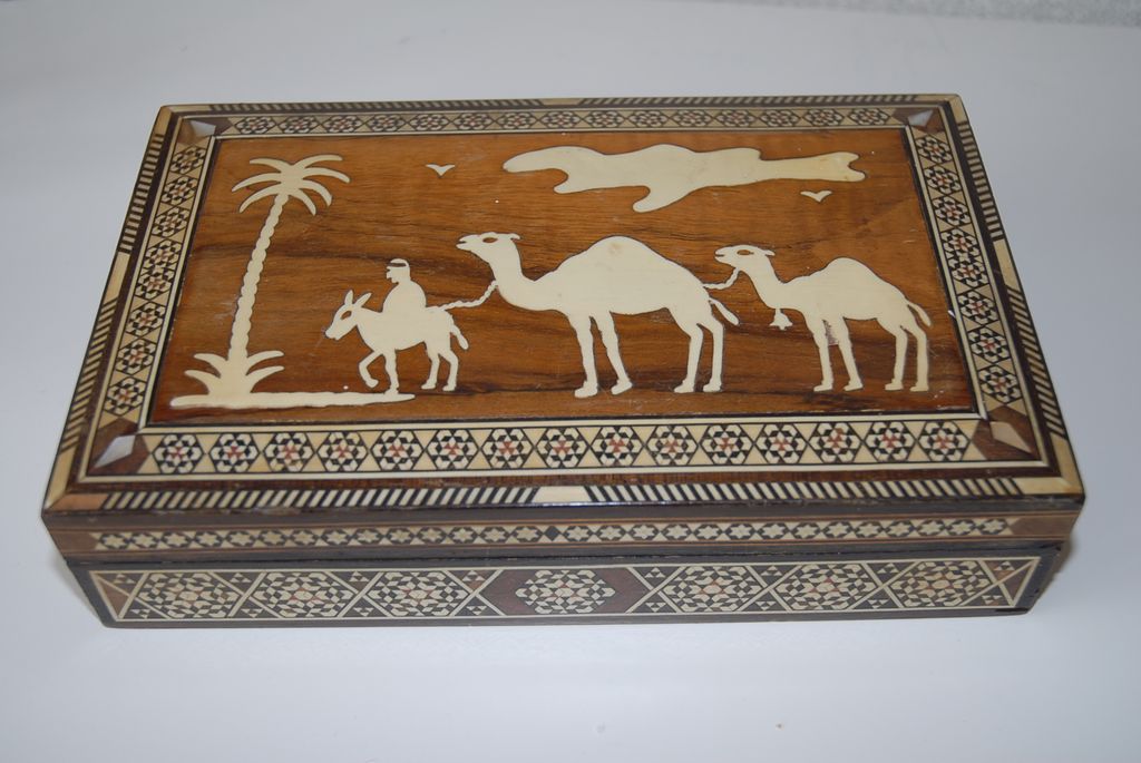 Antique Fine Veneer Inlaid Hand Crafted Wooden Box Antique Fine Veneer Inlaid Hand Crafted Wooden Box