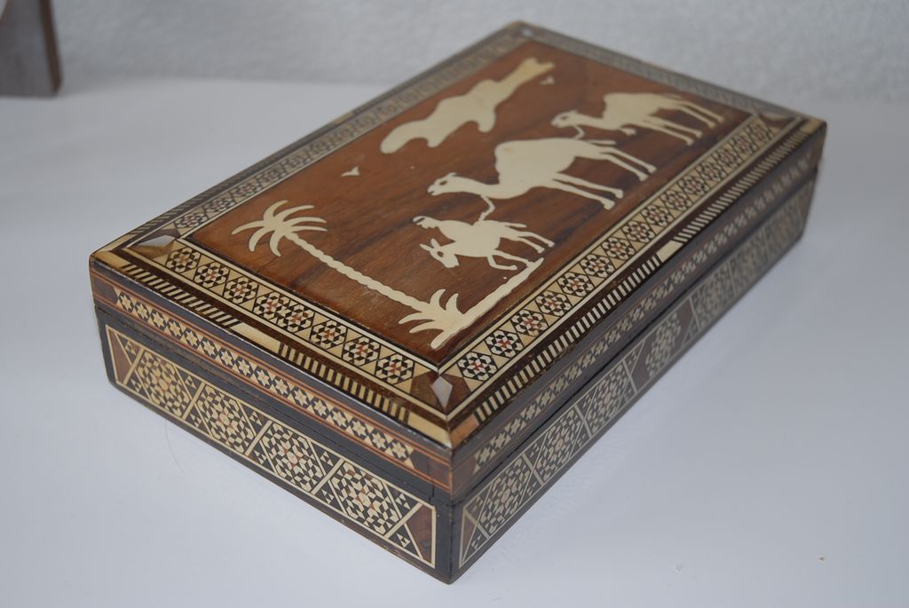 Antique Fine Veneer Inlaid Hand Crafted Wooden Box Antique Fine Veneer Inlaid Hand Crafted Wooden Box