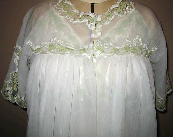 1960s Dorsay White & Green Lace Peignoir Set Size Small 1960s Dorsay White & Green Lace Peignoir Set Size Small