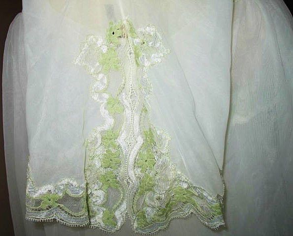 1960s Dorsay White & Green Lace Peignoir Set Size Small 1960s Dorsay White & Green Lace Peignoir Set Size Small