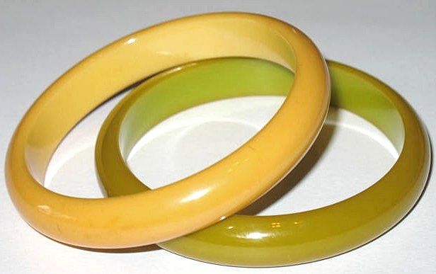 1940s Vintage Bakelite Bangles Pea Soup Green & Yellow 1940s Vintage Bakelite Bangles Pea Soup Green & Yellow