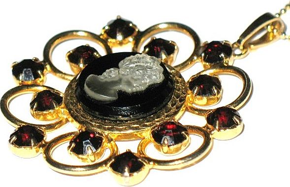 Vintage Jewelry Cameo Pendant Ruby Glass Necklace Vintage Jewelry Cameo Pendant Ruby Glass Necklace
