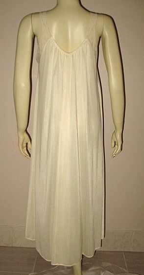 1980s Vintage Lingerie Cahill Cream Lace Peignoir Set Size M 1980s Vintage Lingerie Cahill Cream Lace Peignoir Set Size M