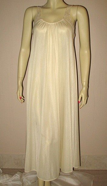 1980s Vintage Lingerie Cahill Cream Lace Peignoir Set Size M 1980s Vintage Lingerie Cahill Cream Lace Peignoir Set Size M