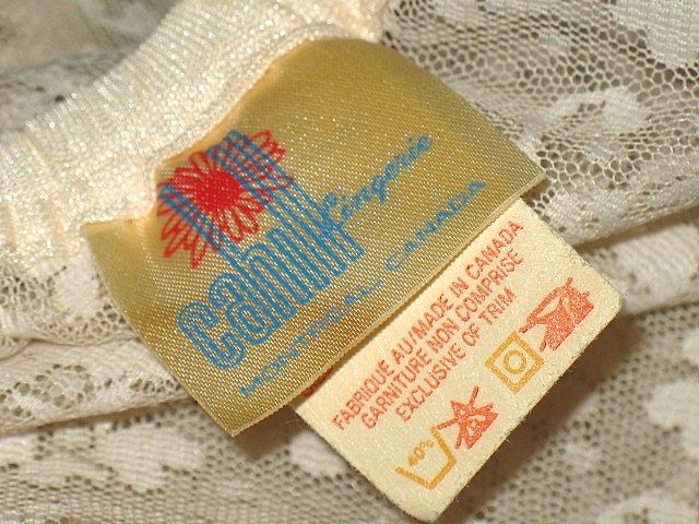 1980s Vintage Lingerie Cahill Cream Lace Peignoir Set Size M 1980s Vintage Lingerie Cahill Cream Lace Peignoir Set Size M