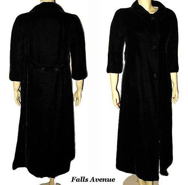 Outstanding 1950s Vintage Opera Coat Crushed Black Velvet Size S/M Outstanding 1950s Vintage Opera Coat Crushed Black Velvet Size S/M