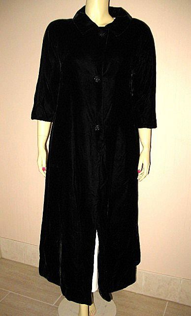 Outstanding 1950s Vintage Opera Coat Crushed Black Velvet Size S/M Outstanding 1950s Vintage Opera Coat Crushed Black Velvet Size S/M