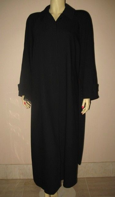 Early 1990s Vintage Woman's Black Wool Coat Giorgio Armani Le Collezioni Size Small/Medium Early 1990s Vintage Woman's Black Wool Coat Giorgio Armani Le Collezioni Size Small/Medium