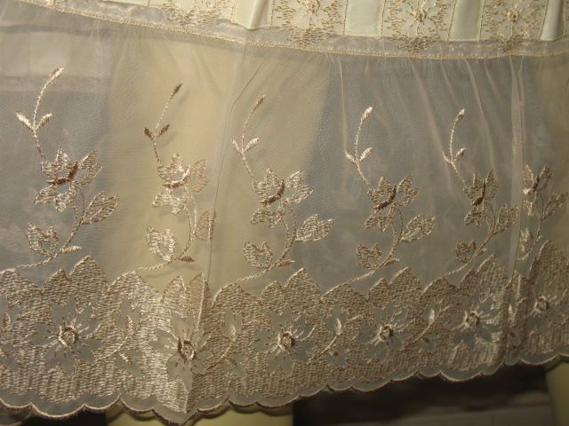 Vintage Lady Lynne Cream Satin Half Slip Size Medium Vintage Lady Lynne Cream Satin Half Slip Size Medium